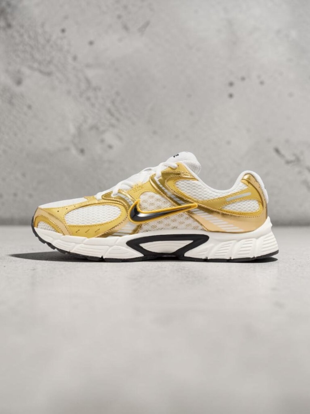 Nike V5 RNR Men's Shoe - Size M10/W11.5 - Saturn Gold/Buff Gold/Sail/Black
